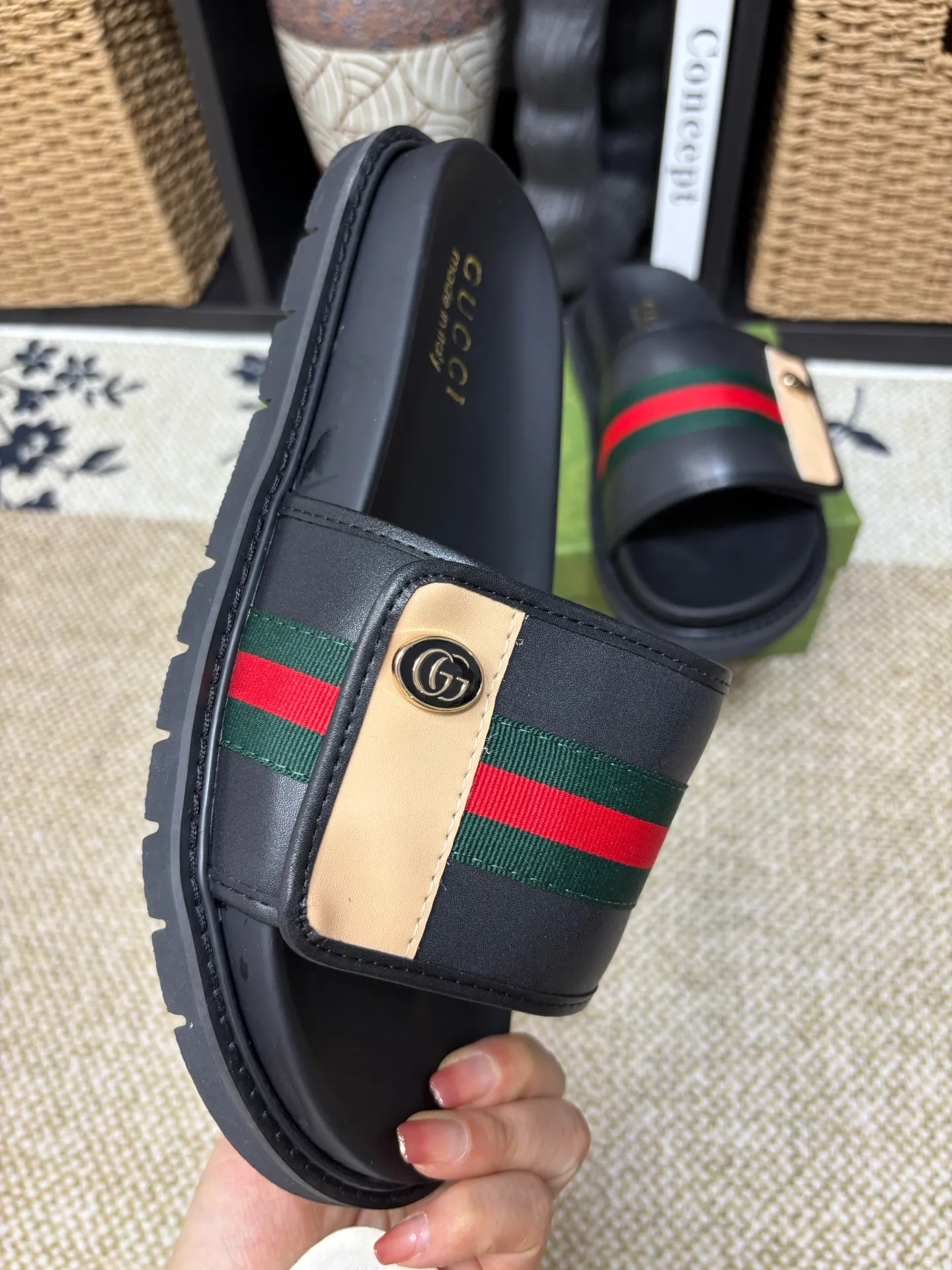 Factory 💰 300 yuan Gucci slippers] high-end men's shoes brand official website 1:1 latest masterpiece: original mold customization, the fabric is made of imported original materials, upgraded outsole, lighter and non-slip. The market's top quality, simple yet tasteful, a must-have for fashionistas, fashionable at your feet, full of confidence, the same style at the counter 👍The season of summer slippers is here. Code: 38-45 (45 customized)